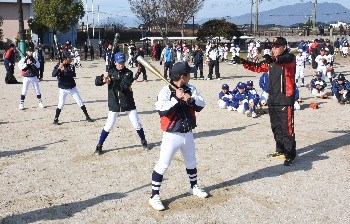 現役選手らから指導を受ける球児