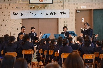 脊振小学校で自衛隊の演奏会