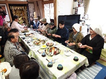 家々をまわる姉の七福神