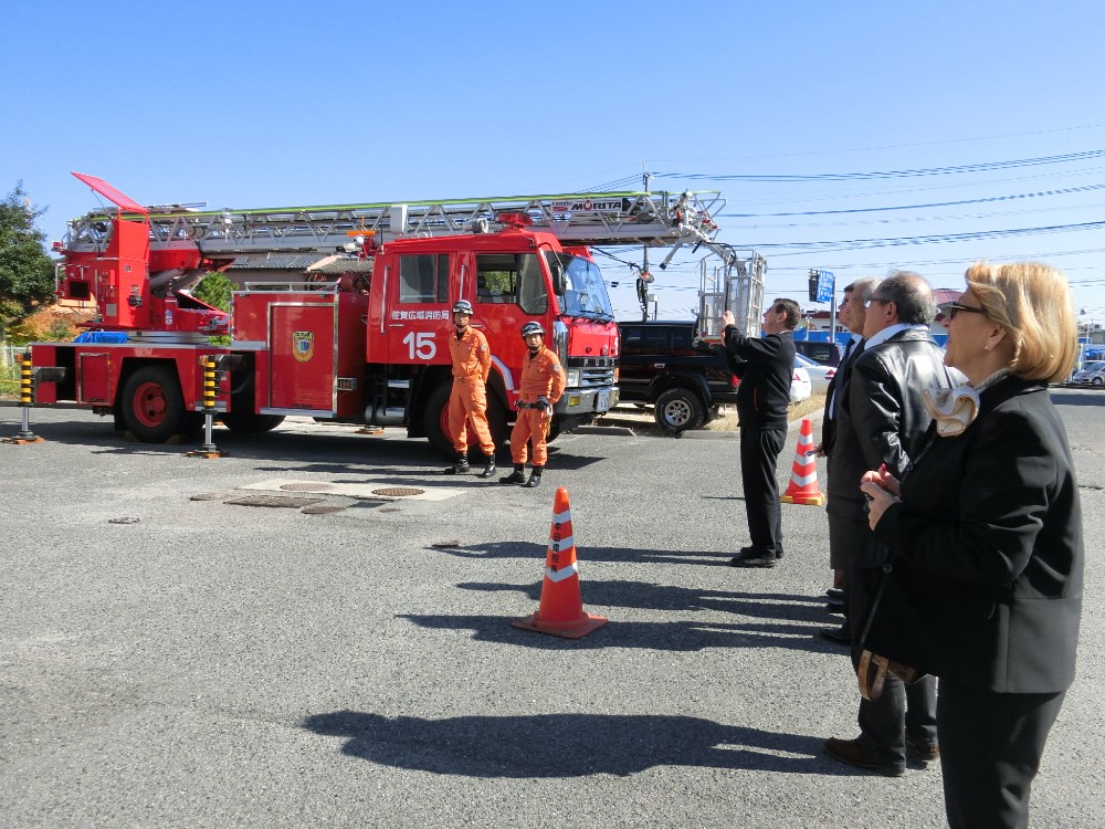 神埼消防署を見学するボークール市代表団