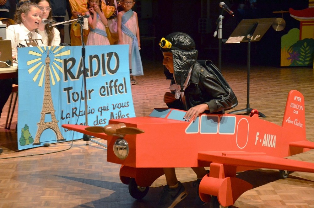 ボークール市内の小学校と音楽院の合同で行われた劇「アンドレ・ジャピーの旅」