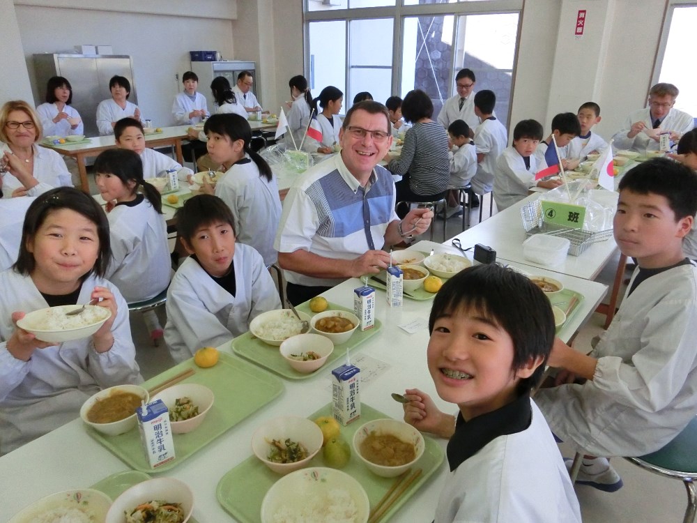 脊振小学校での給食交流