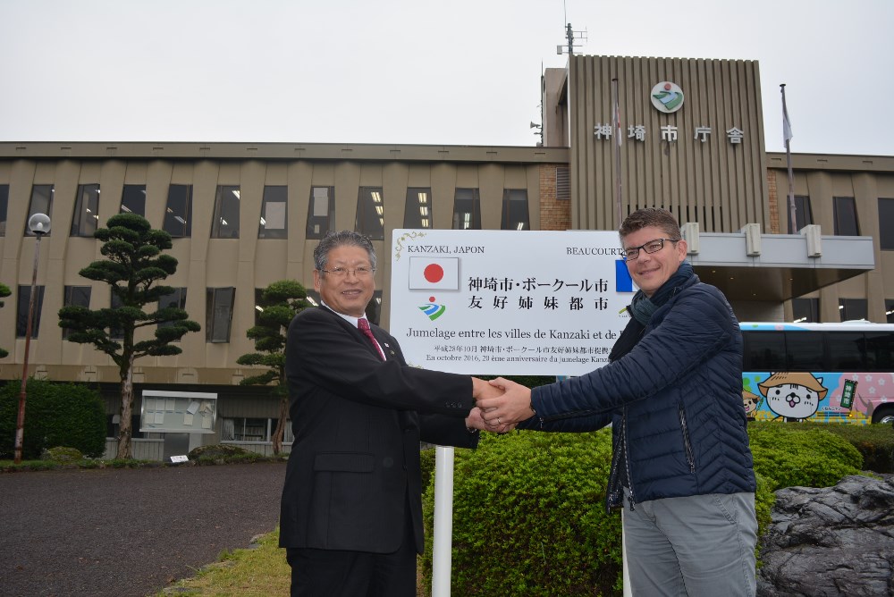 神埼市庁舎前で行われた友好姉妹都市掲示版除幕式