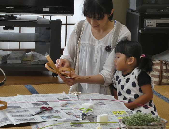 親子のプリザーブドフラワー教室が開かれました