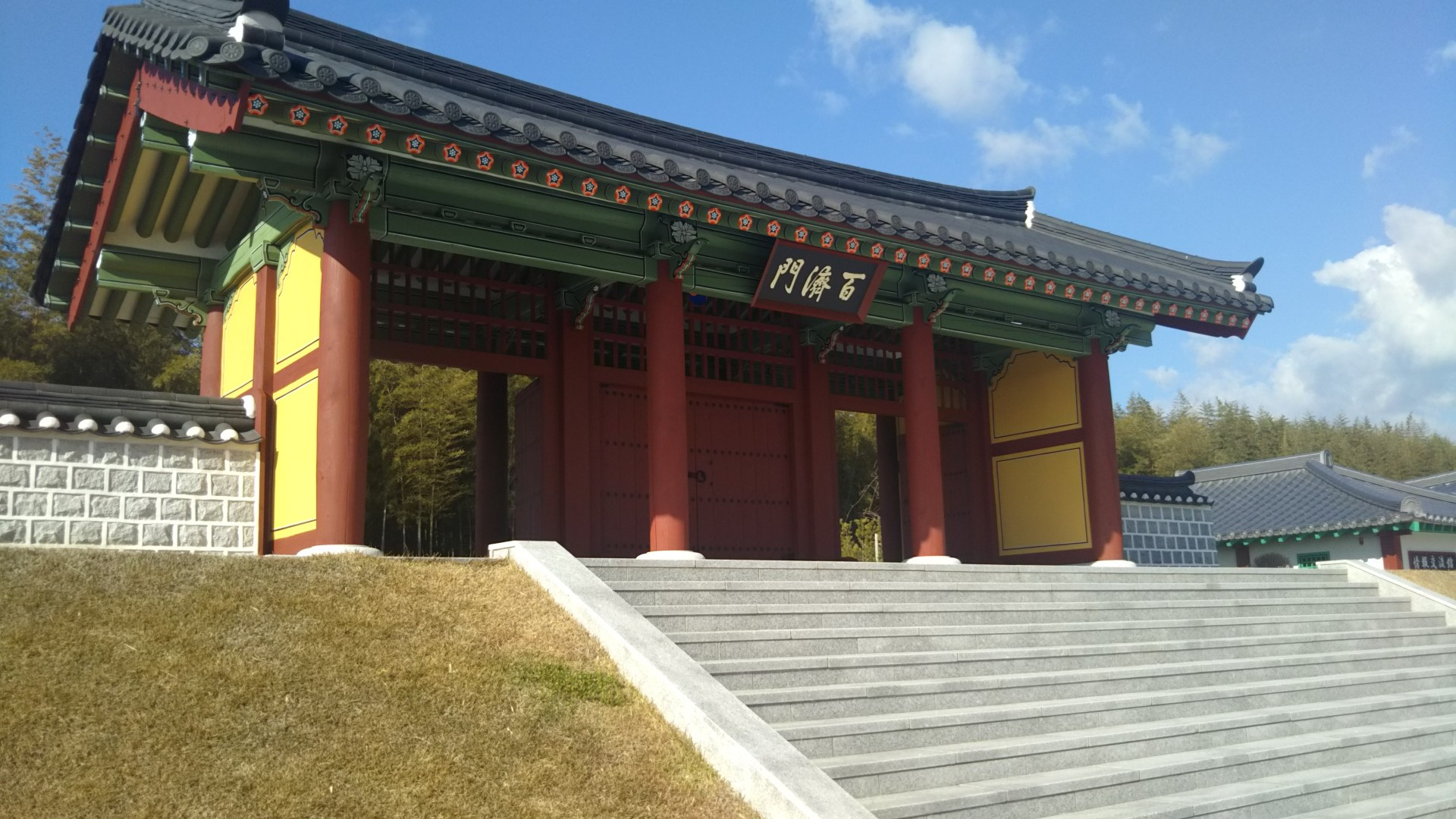 王仁博士顕彰公園の百済門の塗装が完了しました 神埼市