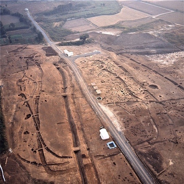 2-口絵14 調査中の吉野ヶ里遺跡の環濠集落