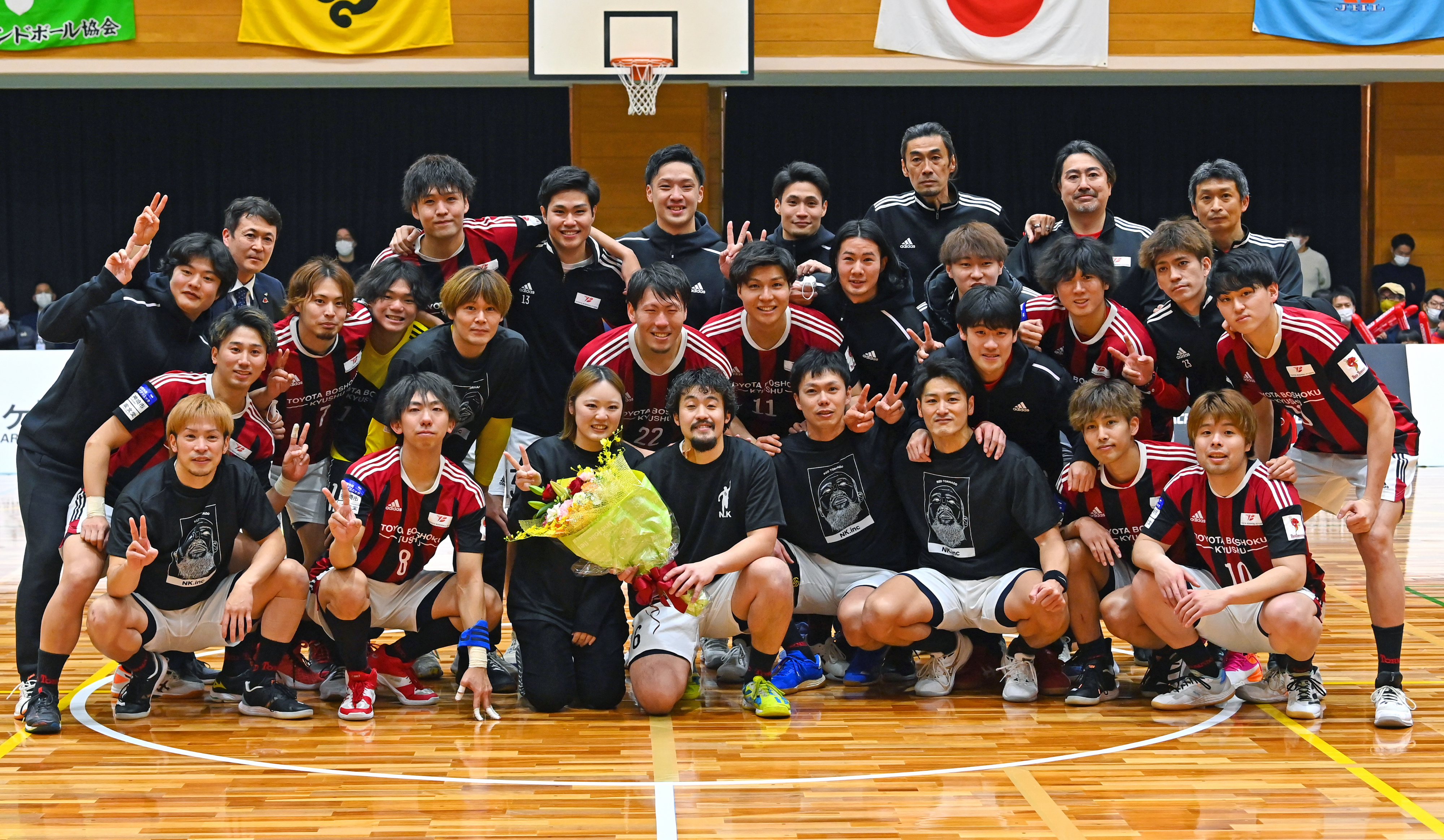 トヨタ紡織九州―ゴールデンウルヴス福岡　引退する中本和宏（前列中央）を囲むチーム[1]