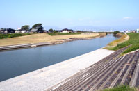 〔写真〕城原川親水公園「水辺の楽校(がっこう)」